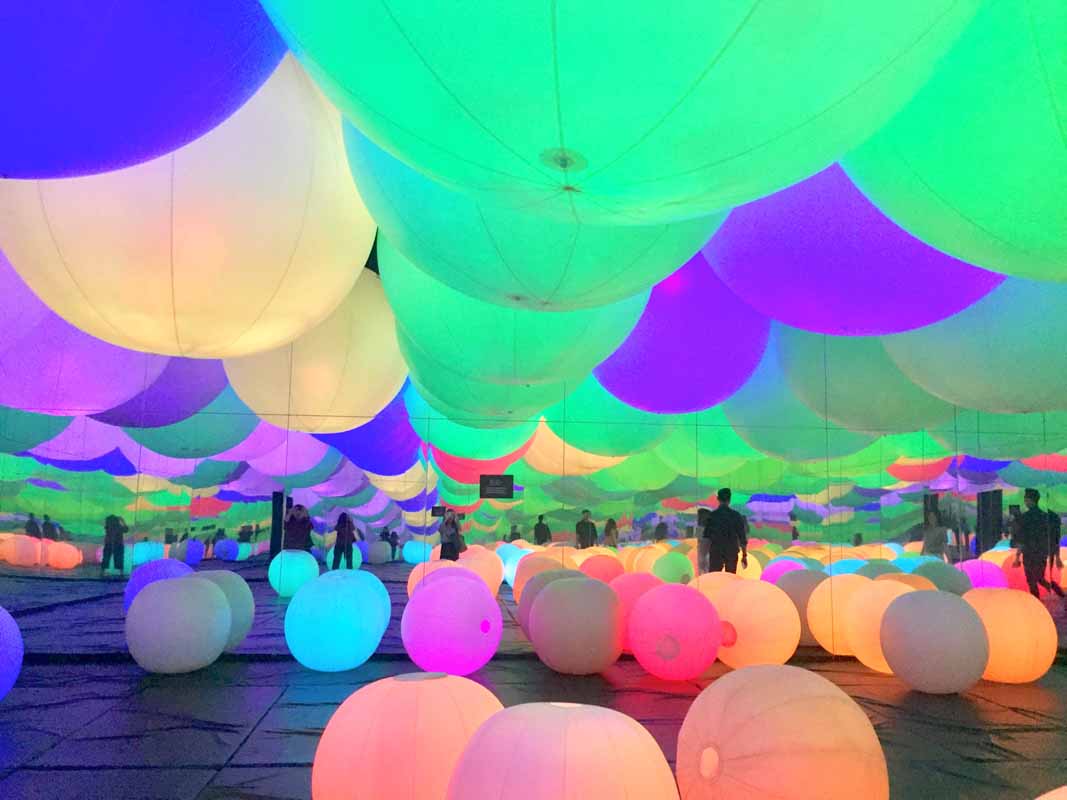 Perpaduan instalasi bola warna-warni dan musik di Light Ball Orchestra